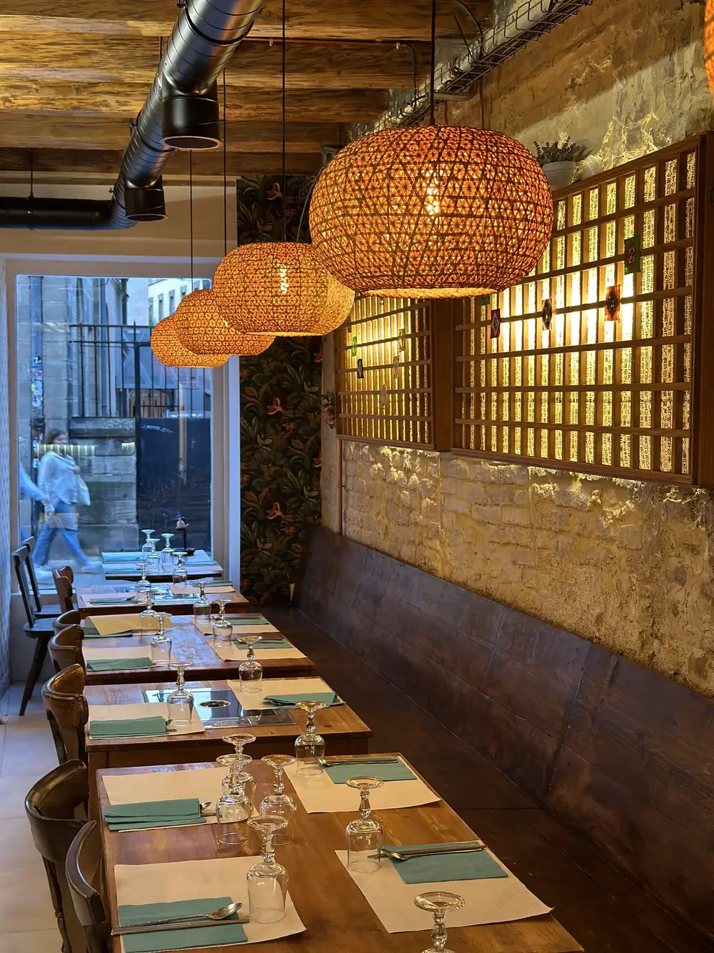La longue salle et ses banquettes en bois